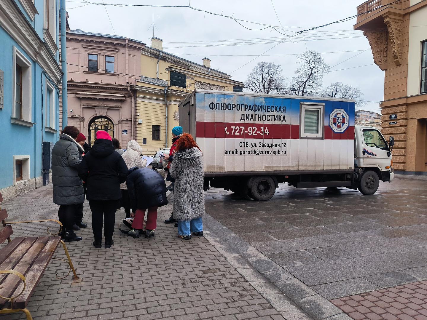 Петербуржцам предлагают сделать флюорографию около метро и в торговом центре